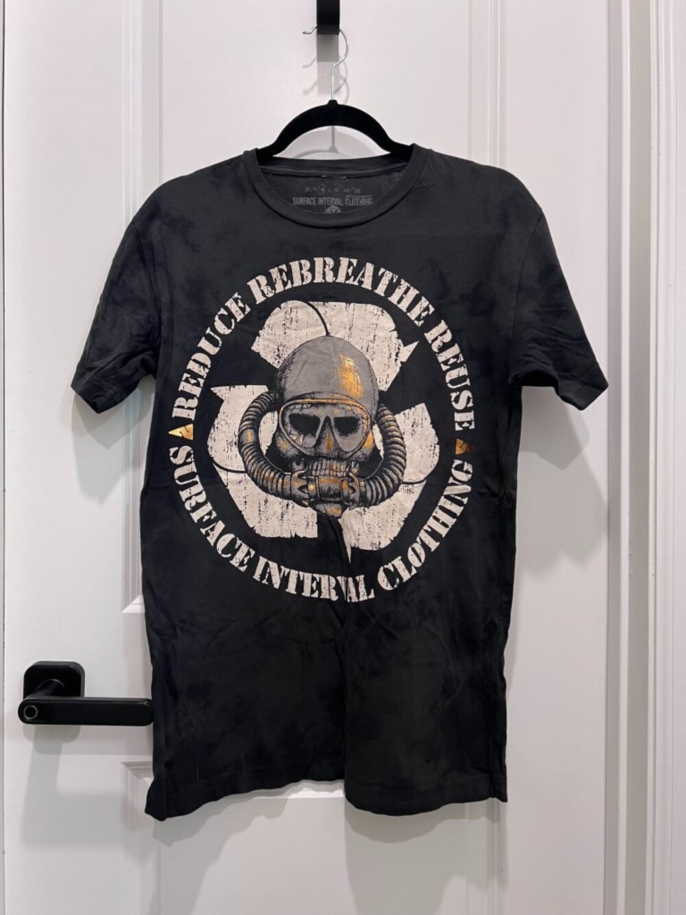 2/$12 💥♻ Surface Interval Charcoal Skull Dive Graphic T-Shirt| Medium | 6837